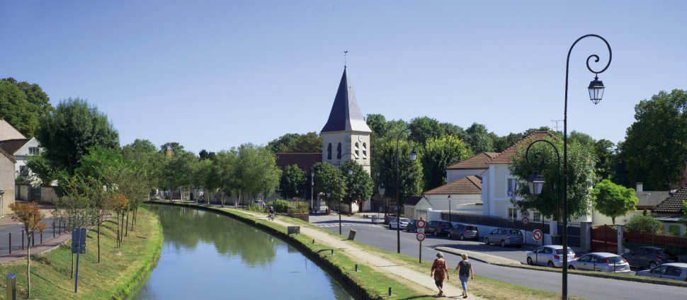 Eglise de Claye au bord du canal de l’Ourcq